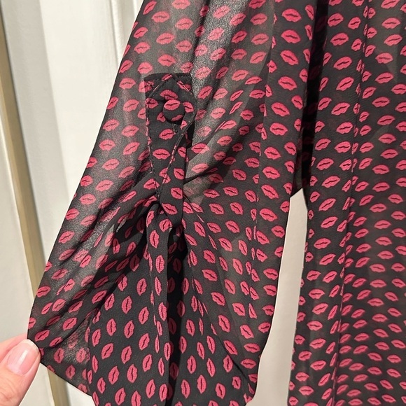 Torrid Blouse‎ sheer black with pink kiss lips - Picture 2 of 4